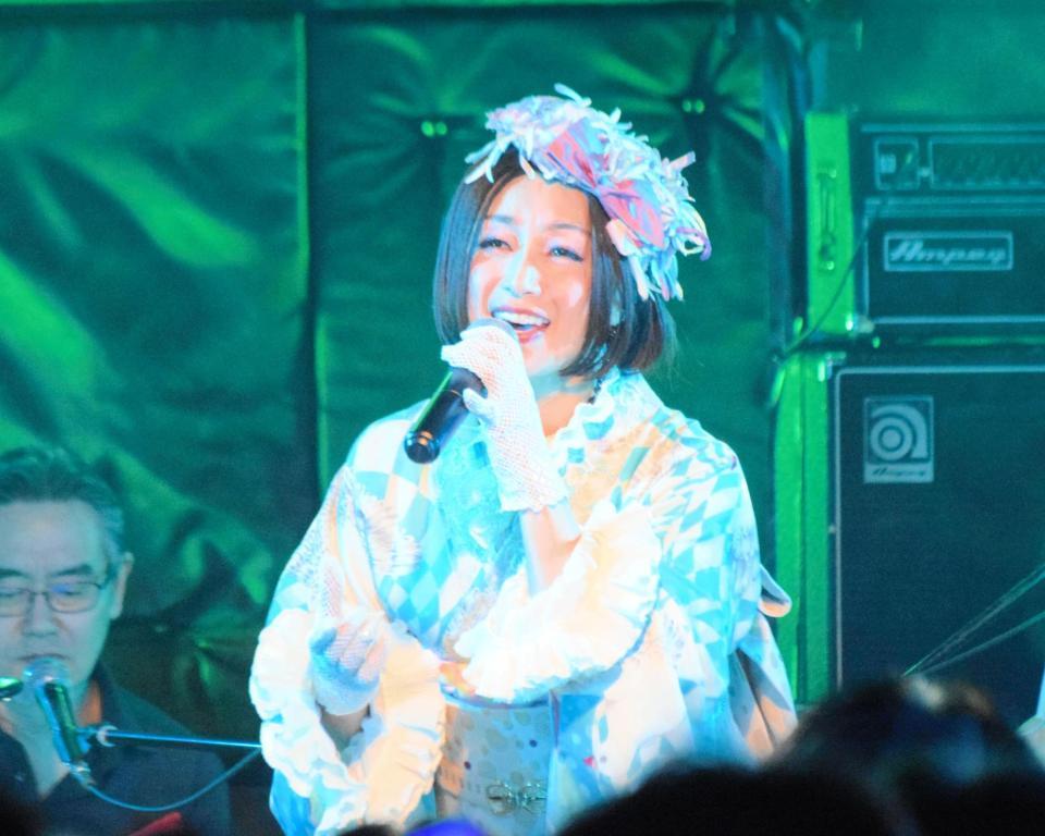 　バレンタイン＆バースデーライブを行った酒井法子