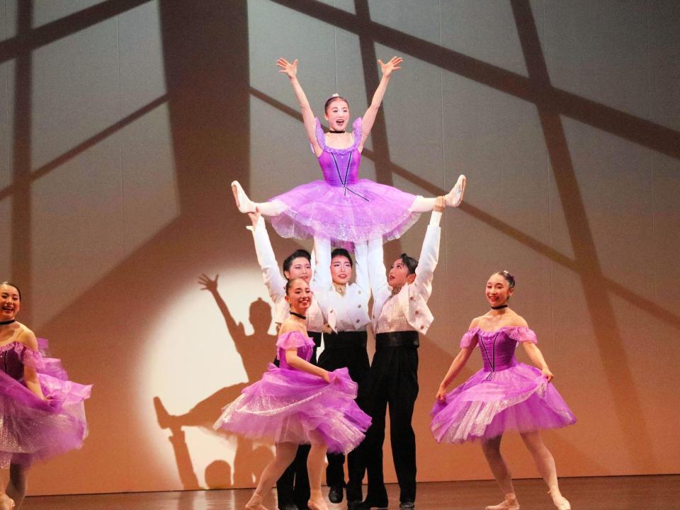 　見事なバレエを披露する１１０期