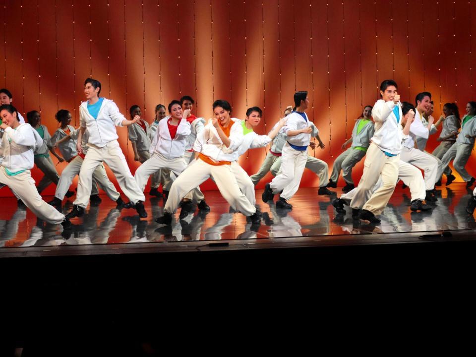 　見事なダンスを披露する１１０期