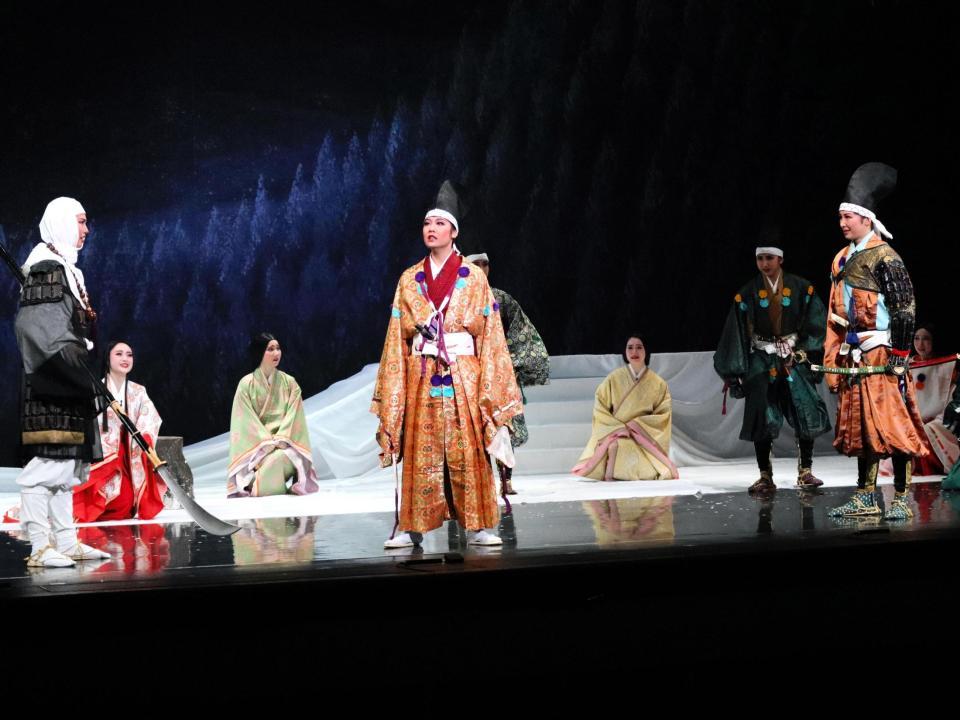 　「吉野山・雪の別れ」で熱演する義経役の山本ゆりさん（中央）、静御前役の溝口薫子さん（左から２人目）、忠信役の橋本実貴（右）さん