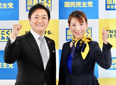 　国民民主党の玉木雄一郎代表（左）とポーズをとる奥本有里氏
