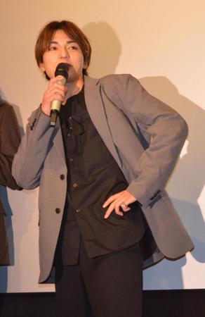 　初の舞台あいさつで「遅刻」して登場した佐藤嘉寿人