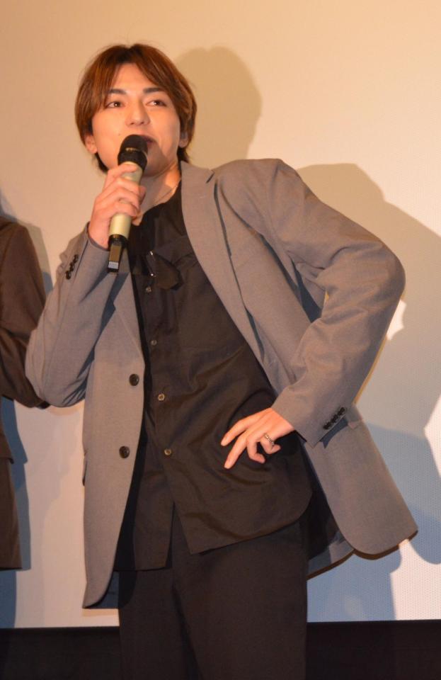 　初の舞台あいさつで「遅刻」して登場した佐藤嘉寿人