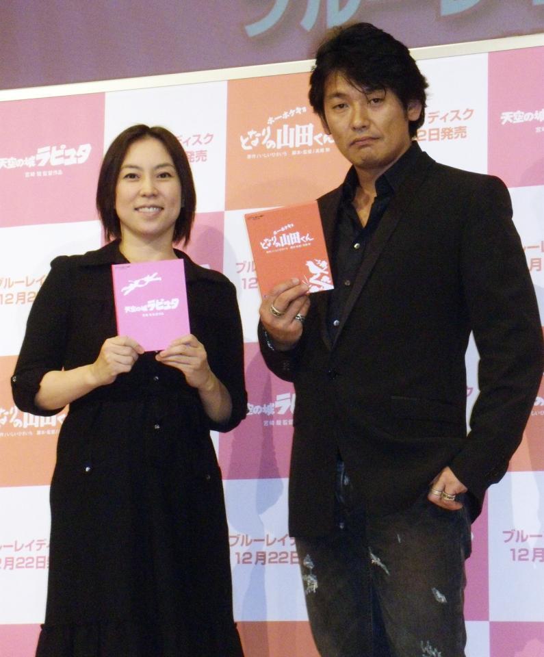 　特別講義を行った倉田真由美氏（左）と叶井俊太郎さん＝２０１０年１１月