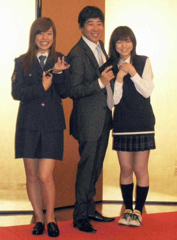 　映画「ヅラ刑事」の完成記者会見を行った（左より）橋本まい、モト冬樹、江口ヒロミ＝２００６年５月