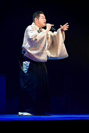 　熱唱した大江裕