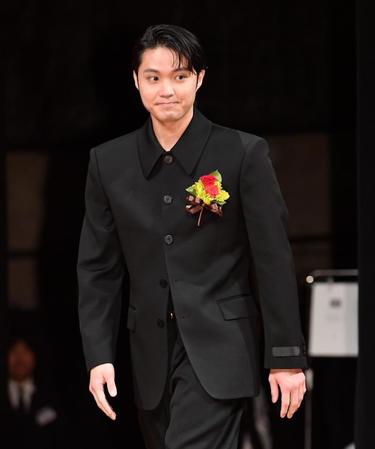 　表彰式に登場した磯村勇斗（撮影・開出牧）