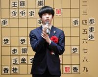 　王将戦を振り返る藤井聡太王将（撮影・高部洋祐）