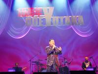 　歌手生活１５周年記念コンサートを開いた大江裕