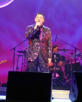 　歌手生活１５周年記念コンサートを開いた大江裕