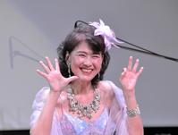 　芸能５０周年を記念して、手で「５」と「０」を作る沢田亜矢子