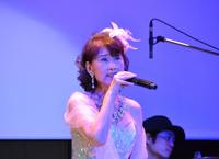 　「芸能５０周年　感謝の夕べ」で歌唱する沢田亜矢子