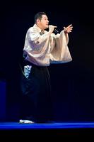 　熱唱した大江裕