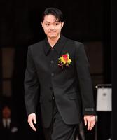 　表彰式に登場した磯村勇斗（撮影・開出牧）