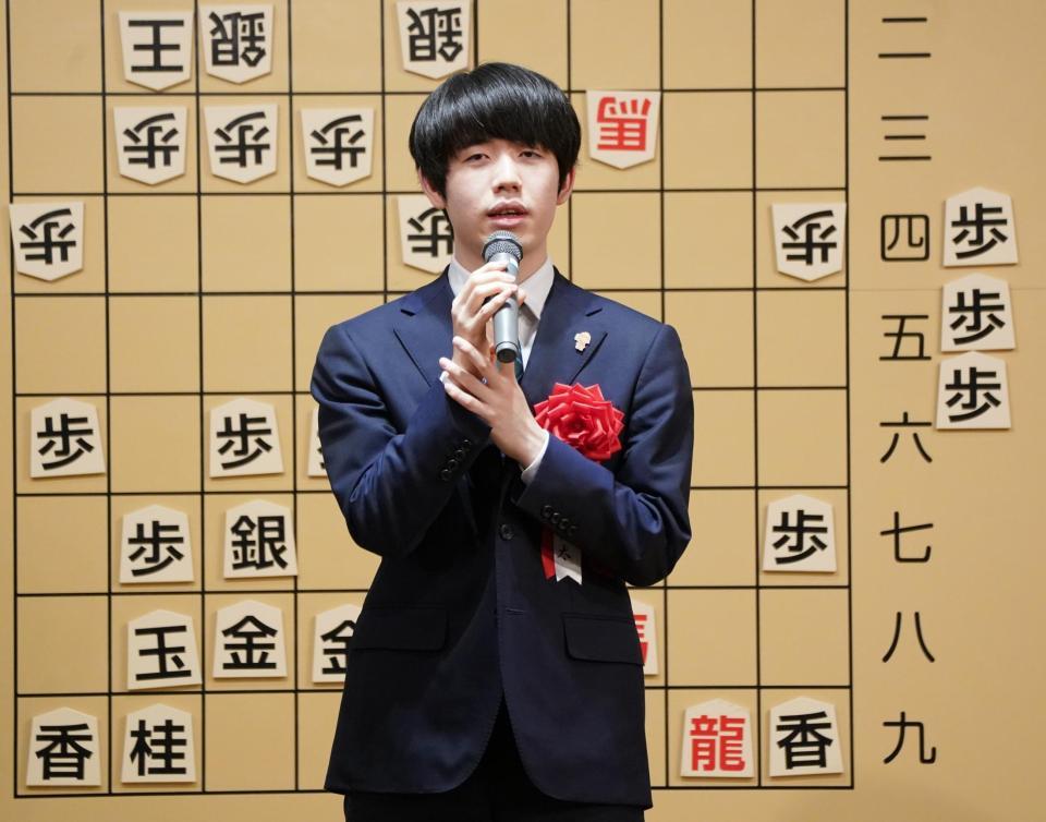 　王将戦を振り返る藤井聡太王将（撮影・高部洋祐）