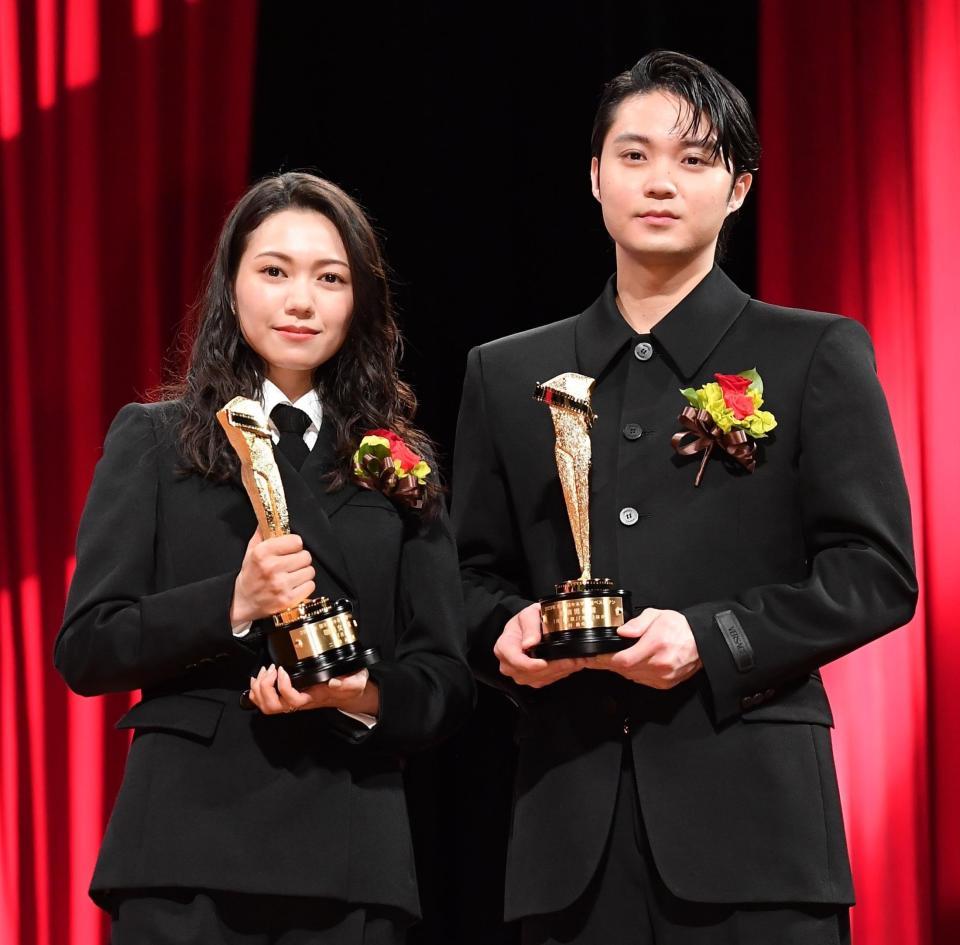 　トロフィーを手に感激の助演女優賞を受賞した二階堂ふみ（左）と助演男優賞を受賞した磯村勇斗（撮影・開出牧）