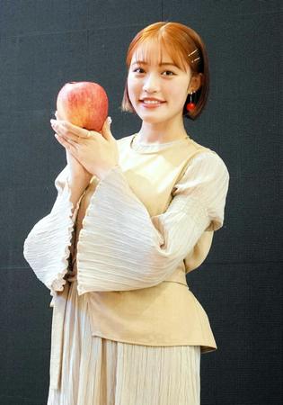 　りんごを手に笑顔の王林