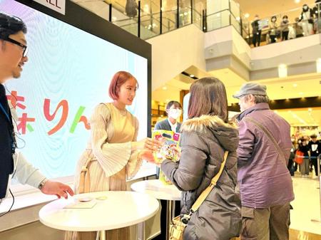 　３００組にりんごを手渡した王林