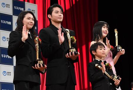 　表彰式でトロフィーを手に笑顔の（左から）二階堂ふみ、磯村勇斗、塚尾桜雅、アイナ・ジ・エンド（撮影・開出牧）