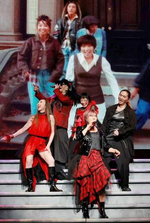 　３０周年記念ライブを行ったＴＲＦの（左から）ＣＨＩＨＡＲＵ、ＤＪ　ＫＯＯ、ＥＴＳＵ、ＹＵ－ＫＩ、ＳＡＭ