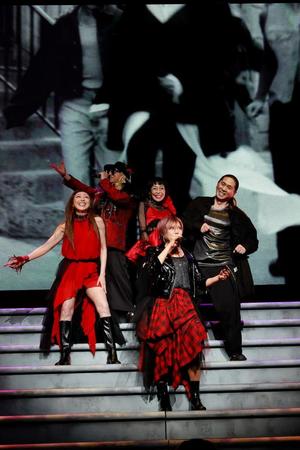 　３０周年記念ライブを行ったＴＲＦの（前列）ＹＵ－ＫＩ、（中列左から）ＣＨＩＨＡＲＵ、ＥＴＳＵ、ＳＡＭ、（後列）ＤＪ　ＫＯＯ