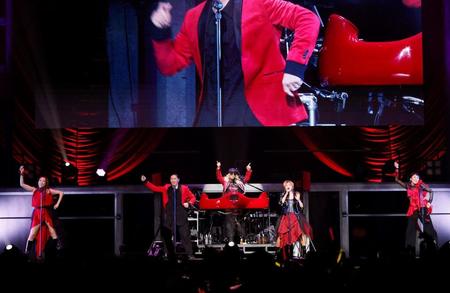 　３０周年記念ライブを行ったＴＲＦ（左から）ＣＨＩＨＡＲＵ、ＳＡＭ、ＤＪ　ＫＯＯ、ＹＵ－ＫＩ、ＥＴＳＵ