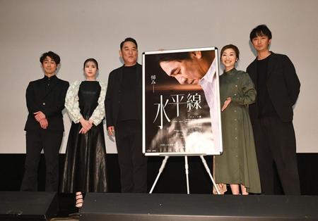 　映画「水平線」の舞台あいさつに登場した（左から）足立智光、栗林藍希、ピエール瀧、内田慈、小林且弥監督＝東京・テアトル新宿（撮影・佐々木彰尚）