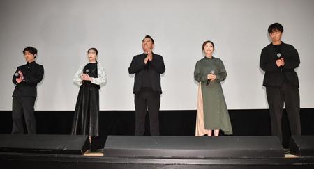 　映画「水平線」の舞台あいさつに登場した（左から）足立智光、栗林藍希、ピエール瀧、内田慈、小林且弥監督＝東京・テアトル新宿（撮影・佐々木彰尚）