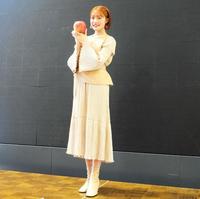 　大きな品種のりんご「世界一」を手にした王林