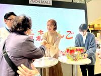 　３００組にりんごを手渡した王林