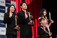 　表彰式でトロフィーを手に笑顔の（左から）二階堂ふみ、磯村勇斗、塚尾桜雅、アイナ・ジ・エンド（撮影・開出牧）