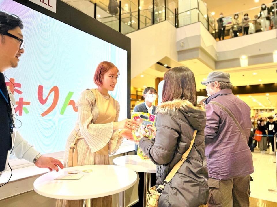 　３００組にりんごを手渡した王林