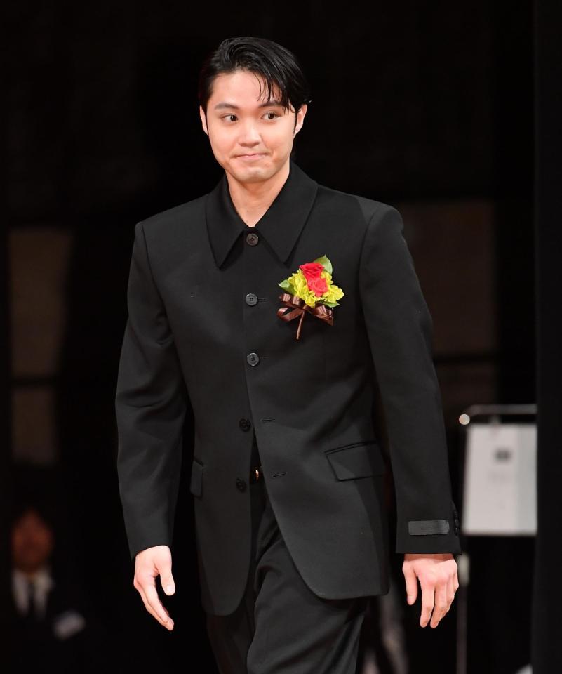 　表彰式に登場した磯村勇斗（撮影・開出牧）