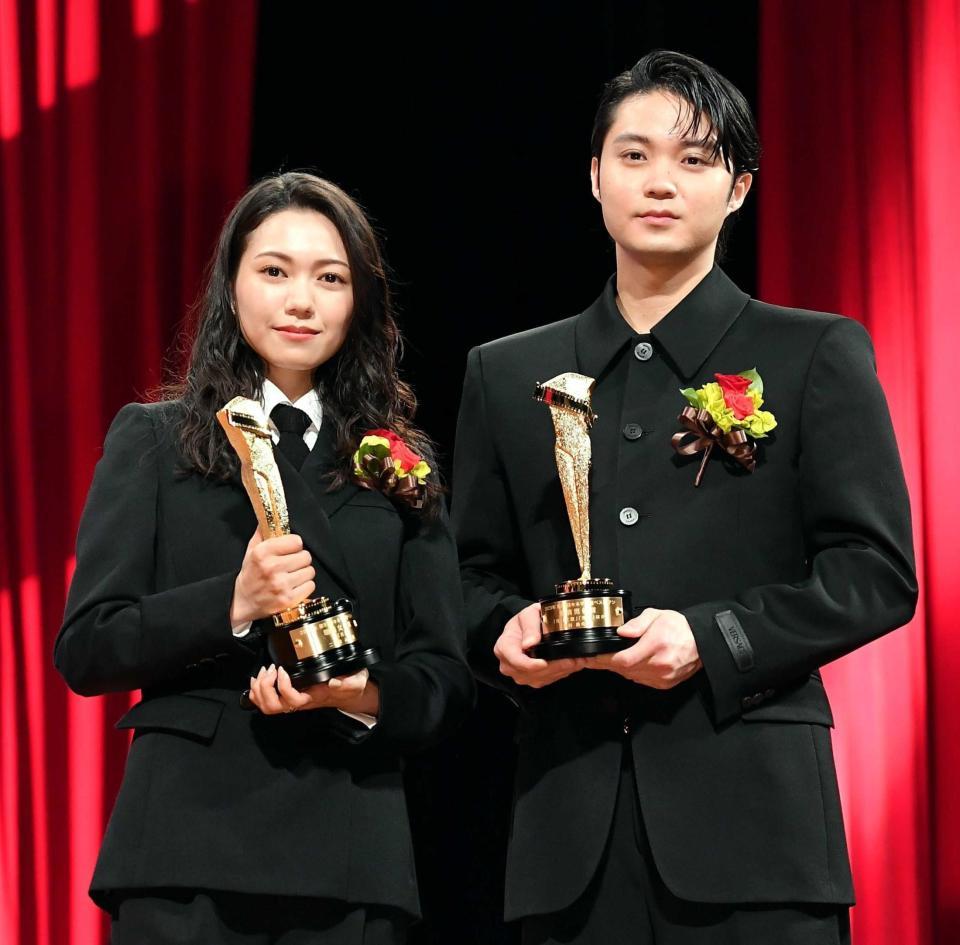 　トロフィーを手にする二階堂ふみ（左）と磯村勇斗（撮影・開出牧）