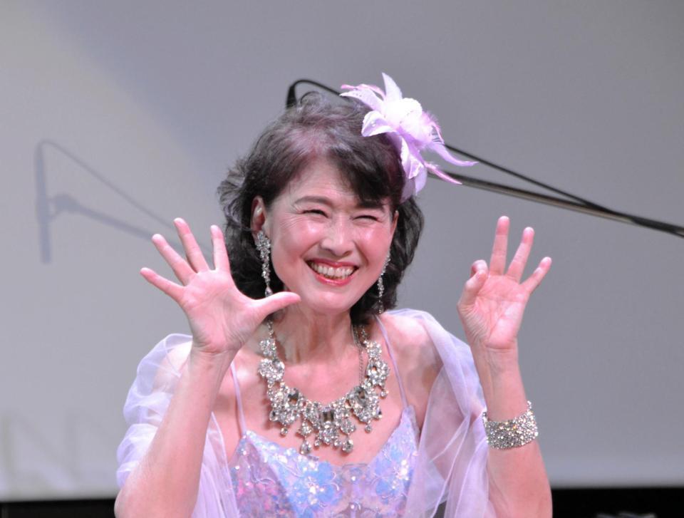 　芸能生活５０周年を記念して、手で「５」と「０」を作る沢田亜矢子