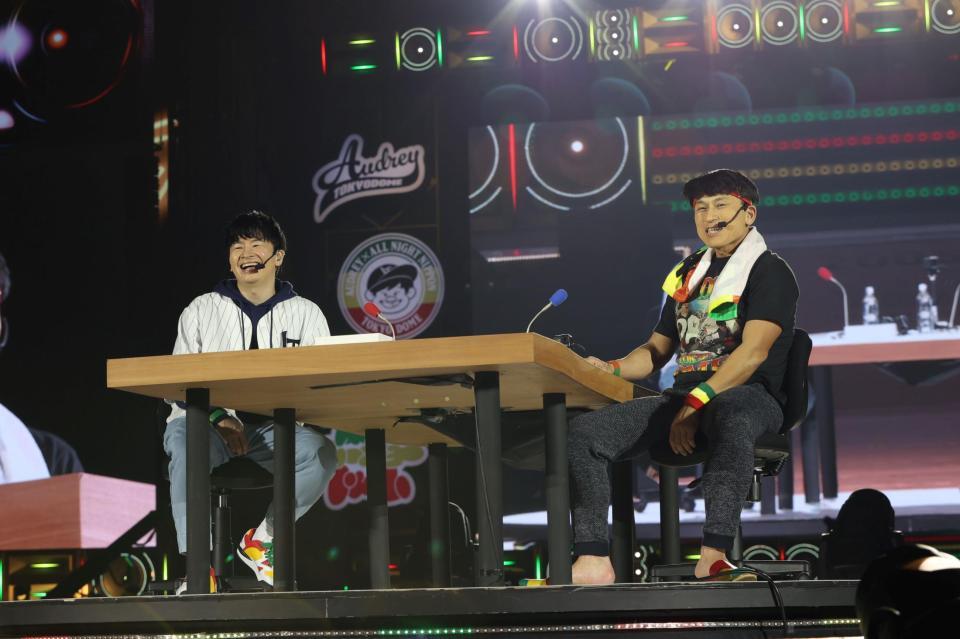 　「オードリーのオールナイトニッポン　ｉｎ　東京ドーム」でトークする若林正恭（左）と春日俊彰