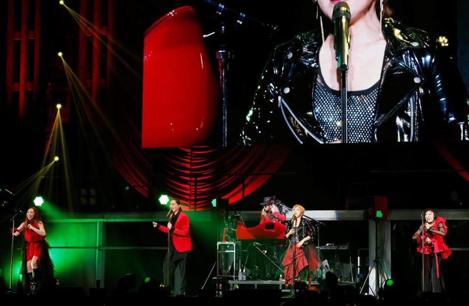 　３０周年記念ライブを行ったＴＲＦ（左から）ＣＨＩＨＡＲＵ、ＳＡＭ、ＤＪ　ＫＯＯ、ＹＵ－ＫＩ、ＥＴＳＵ