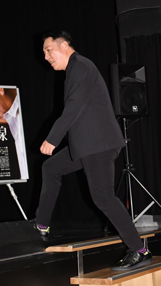 　舞台あいさつに登場したピエール瀧＝東京・テアトル新宿（撮影・佐々木彰尚）