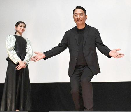 　客席にアピールするピエール瀧（右）