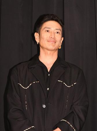 　映画「ペナルティループ」の完成披露上映会に登場した伊勢谷友介＝東京・新宿武蔵野館（撮影・佐々木彰尚）