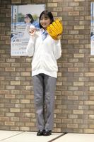 　ポスターの前で記念撮影する近藤結良