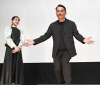 　客席にアピールするピエール瀧（右）