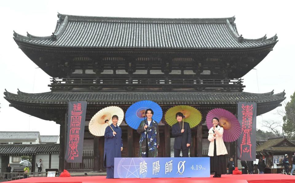 　仁和寺の前で笑顔を見せる（左から）奈緒、山崎賢人、染谷将太、佐藤嗣麻子監督＝仁和寺（撮影・石井剣太郎）