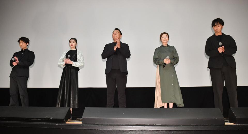 　映画「水平線」の舞台あいさつに登場した（左から）足立智光、栗林藍希、ピエール瀧、内田慈、小林且弥監督＝東京・テアトル新宿（撮影・佐々木彰尚）