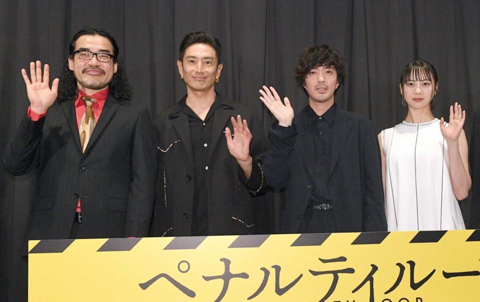 　映画「ペナルティループ」の完成披露上映会に登場した（左から）ジン・デヨン、伊勢谷友介、若葉竜也、山下リオ、荒木伸二監督＝東京・新宿武蔵野館（撮影・佐々木彰尚）