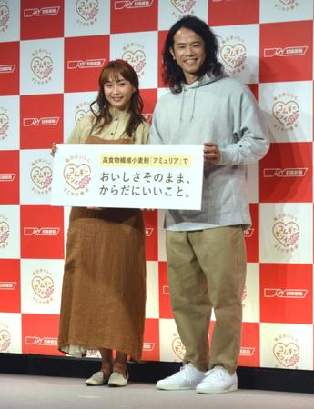 　イベントに出席した藤本美貴（左）と庄司智春夫婦