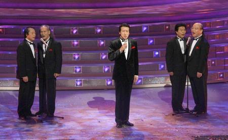 　ＮＨＫ紅白歌合戦に出場したクール・ファイブ。左から２人目が小林正樹さん＝２００６年１２月