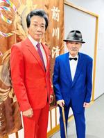　２０２３年６月、前川清（左）の公演でステージに立った小林正樹さん＝福岡・博多座