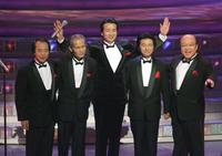 　内山田洋さん追悼のため、紅白歌合戦で再結成したクール・ファイブ。（左から）岩城茂美、小林正樹さん、前川清、森本繁、宮本悦朗＝２００６年１２月