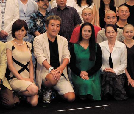 　舞台への意気込みを語った（左から）釈由美子、松方弘樹、池上季実子、山本陽子さん＝２０１４年８月撮影